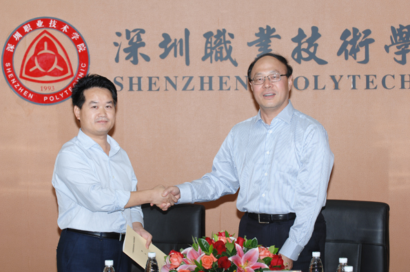 伟德官网第二位“珠江学者”代建国与学校签约